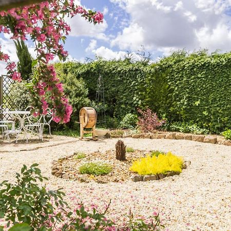 Le Jardin Des Fees Bed & Breakfast Savigny-le-Vieux Eksteriør bilde