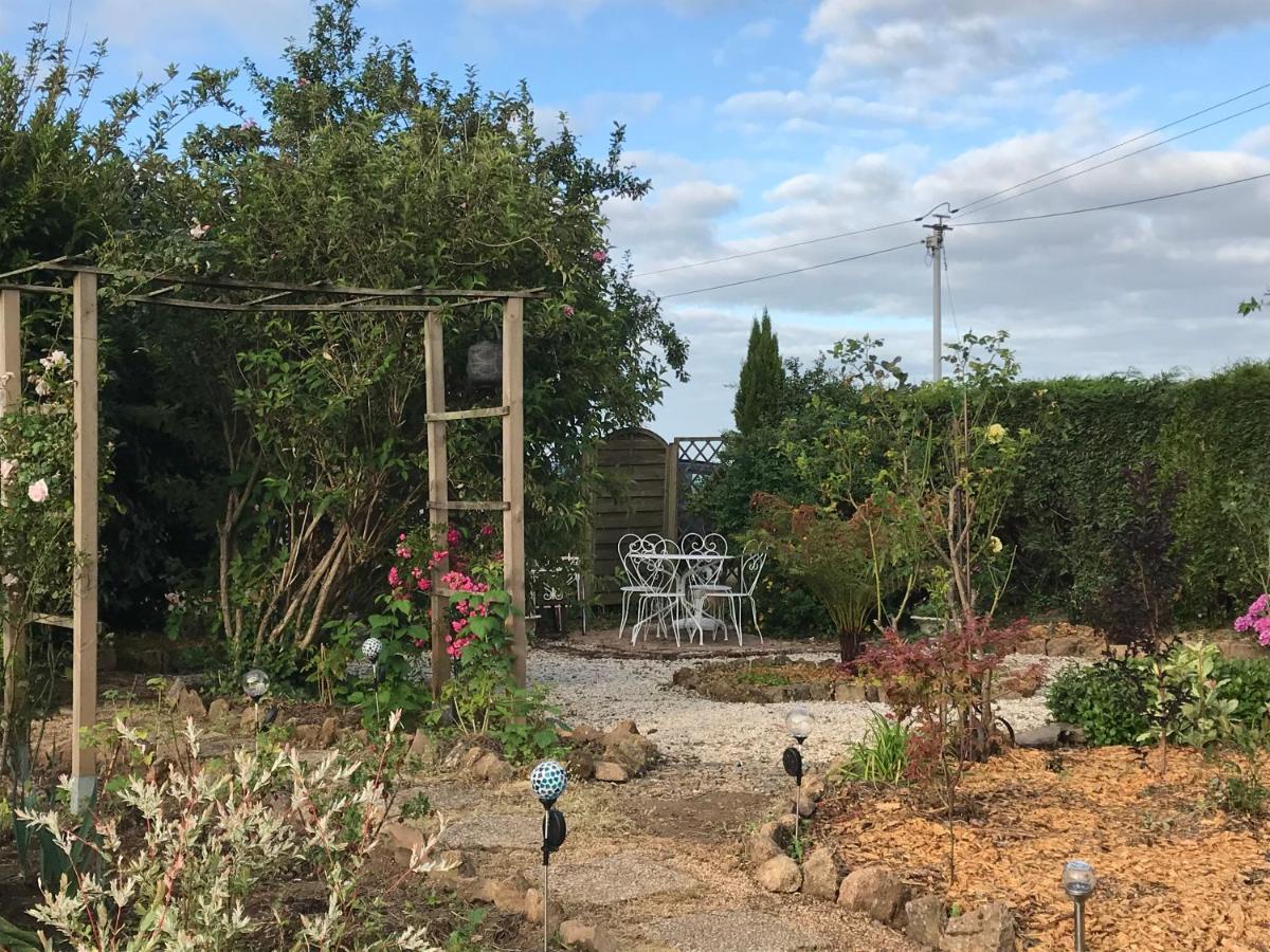Le Jardin Des Fees Bed & Breakfast Savigny-le-Vieux Eksteriør bilde